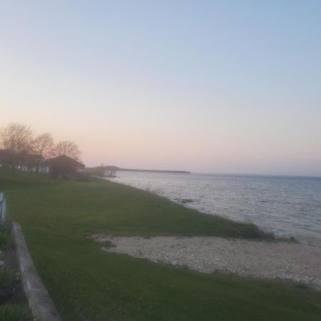 Bayview Lakefront Inn セント・イグナス エクステリア 写真