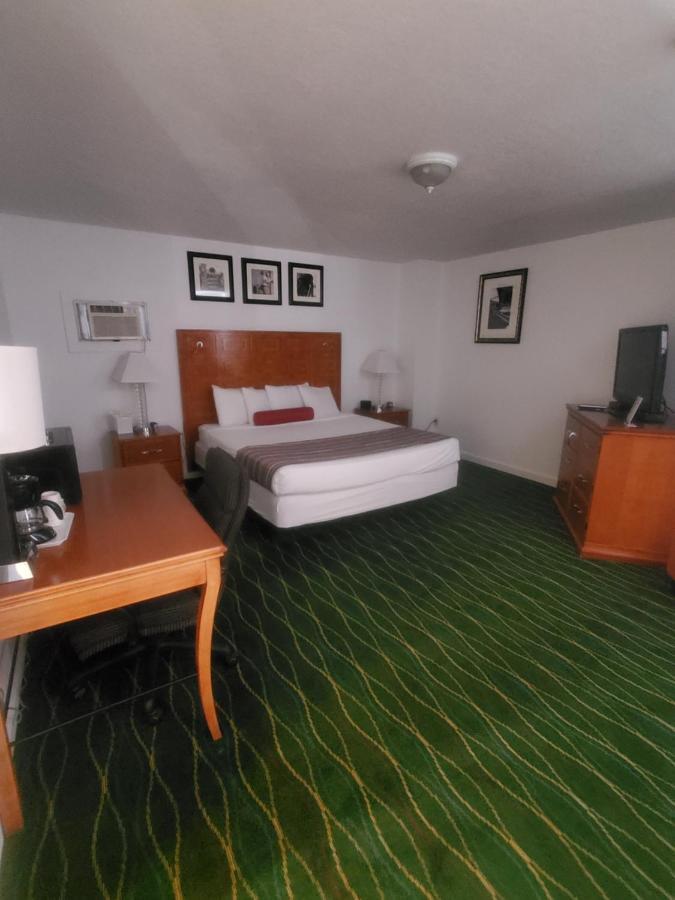Bayview Lakefront Inn セント・イグナス エクステリア 写真