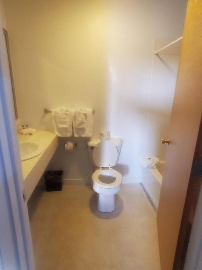 Bayview Lakefront Inn セント・イグナス エクステリア 写真