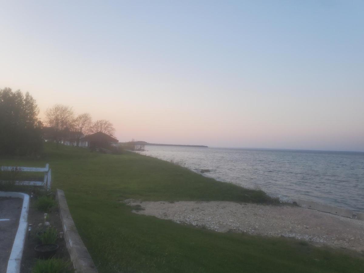 Bayview Lakefront Inn セント・イグナス エクステリア 写真