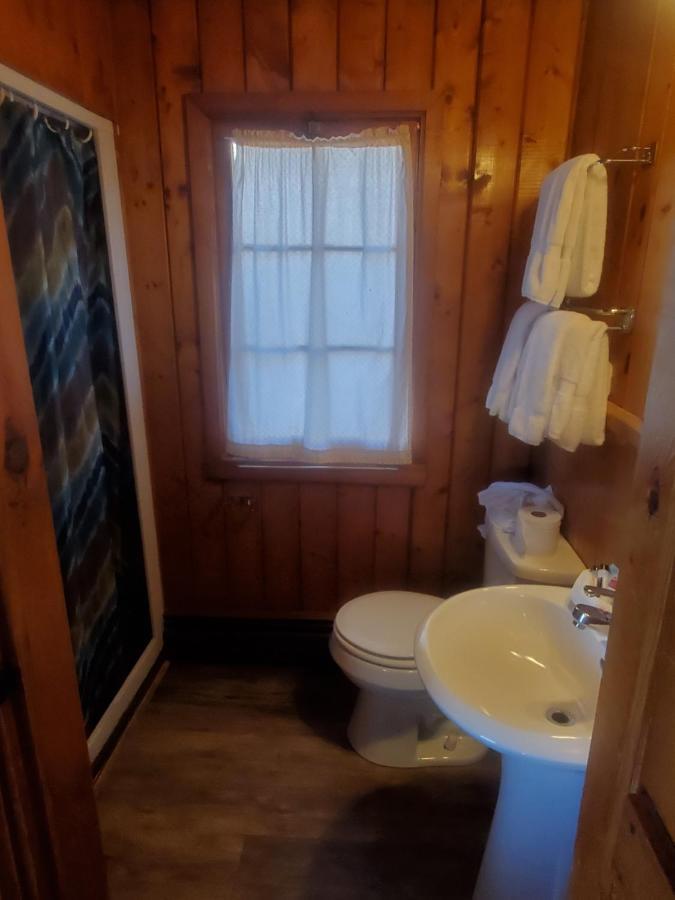 Bayview Lakefront Inn セント・イグナス エクステリア 写真
