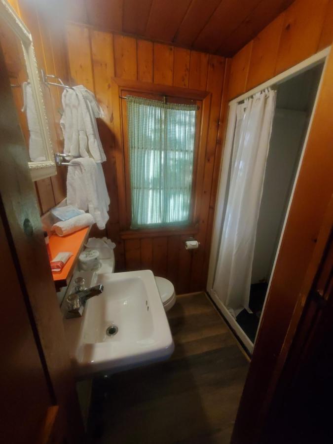Bayview Lakefront Inn セント・イグナス エクステリア 写真