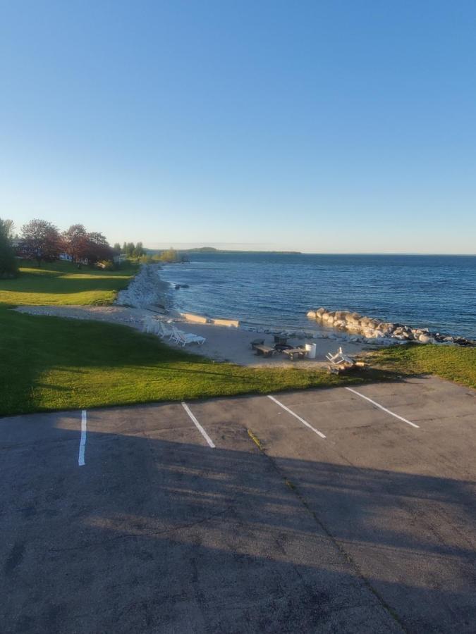 Bayview Lakefront Inn セント・イグナス エクステリア 写真