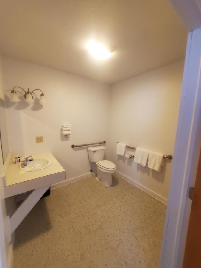 Bayview Lakefront Inn セント・イグナス エクステリア 写真