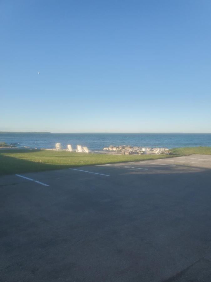 Bayview Lakefront Inn セント・イグナス エクステリア 写真